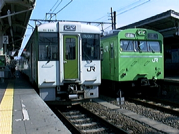 キハ１１０系と１０３系電車（高麗川）